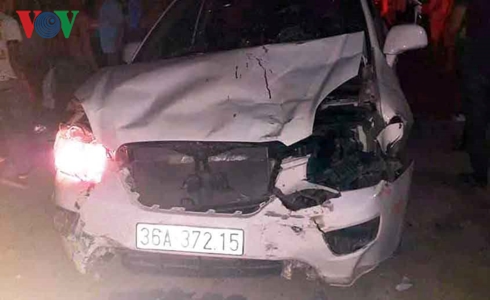 Clip kinh hoàng xe 7 chỗ tông hàng loạt xe máy, 4 người thương vong-1