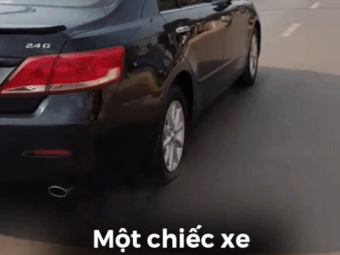 Hài hước ô tô bị thủng lốp bốc khói vẫn chạy trên đường