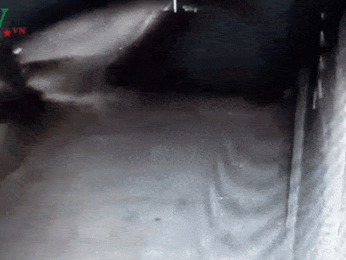 Ở nhà 1 mình, bé trai 3 tuổi trèo qua ô thoáng nhà vệ sinh chung cư ngã xuống đất tử vong-2