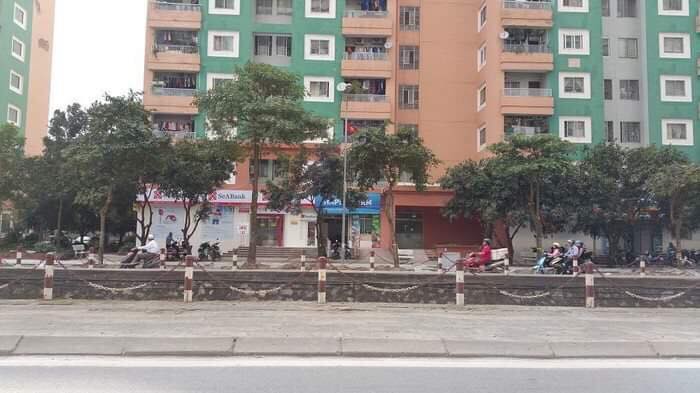 Ở nhà 1 mình, bé trai 3 tuổi trèo qua ô thoáng nhà vệ sinh chung cư ngã xuống đất tử vong-1