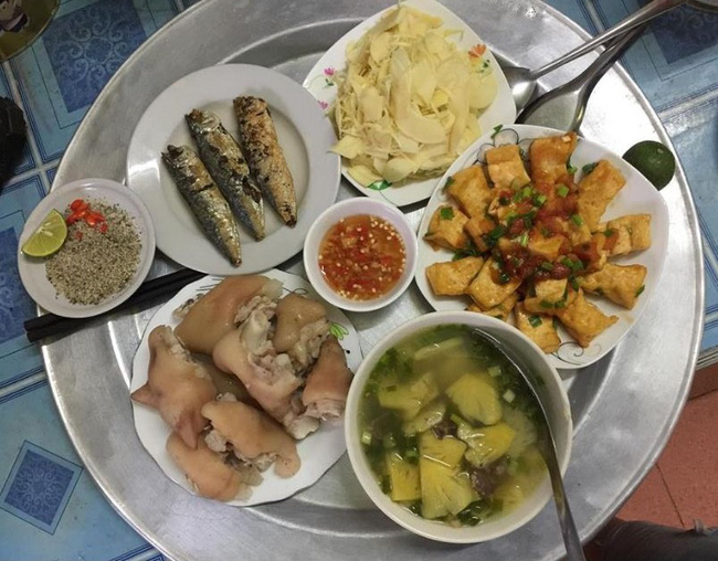 Bị góp ý khi khoe mâm cơm cho 2 người, vợ trẻ không tiếp thu còn đáp trả cực gắt khiến chị em ngán ngẩm-1