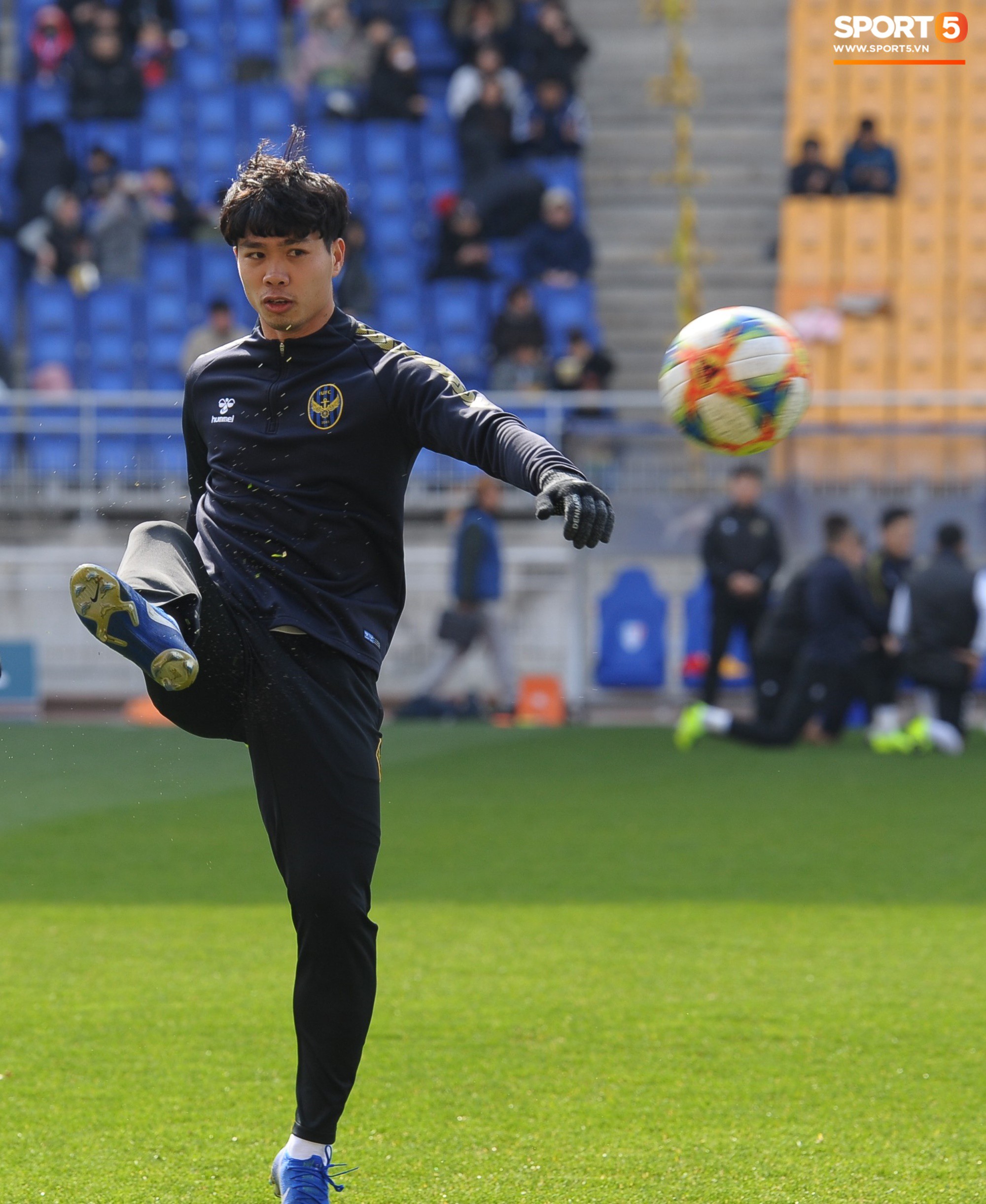 Đồng đội cứ đứng cạnh Công Phượng là chọc cười, khoác vai đáng yêu như thế này-16