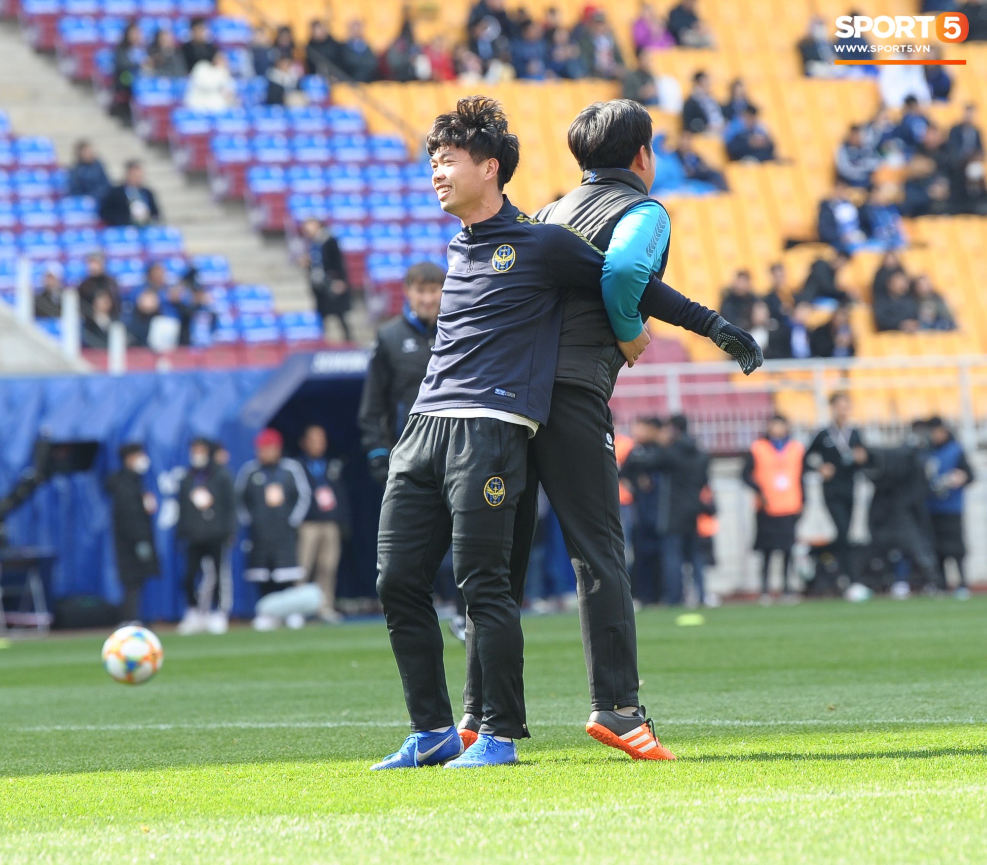 Đồng đội cứ đứng cạnh Công Phượng là chọc cười, khoác vai đáng yêu như thế này-7