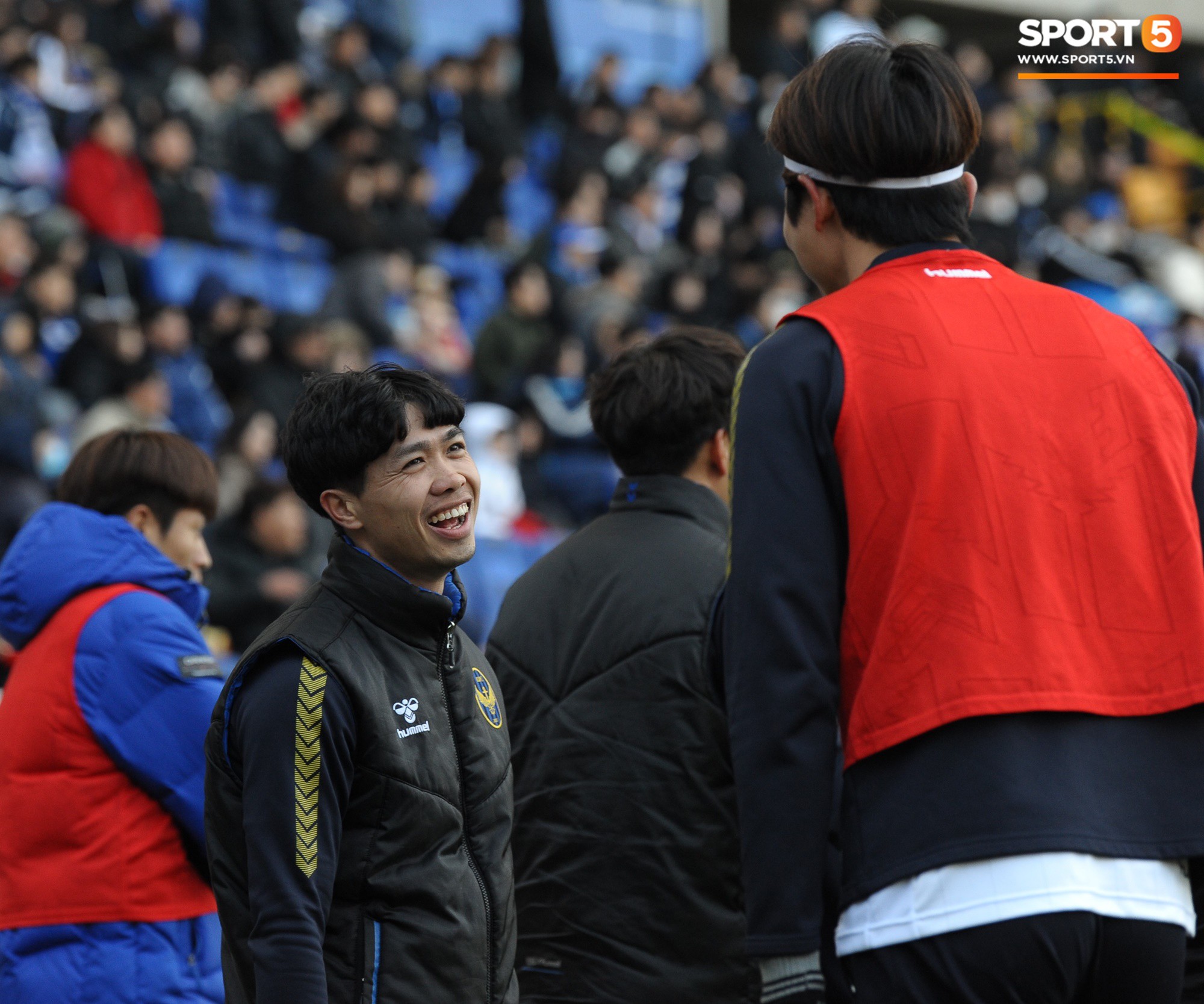 Đồng đội cứ đứng cạnh Công Phượng là chọc cười, khoác vai đáng yêu như thế này-2