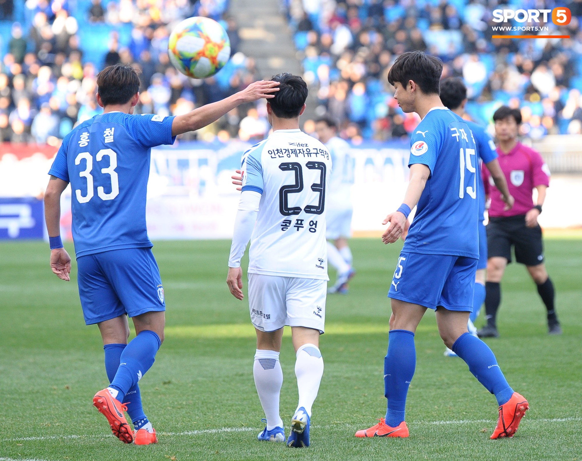 Đồng đội cứ đứng cạnh Công Phượng là chọc cười, khoác vai đáng yêu như thế này-13