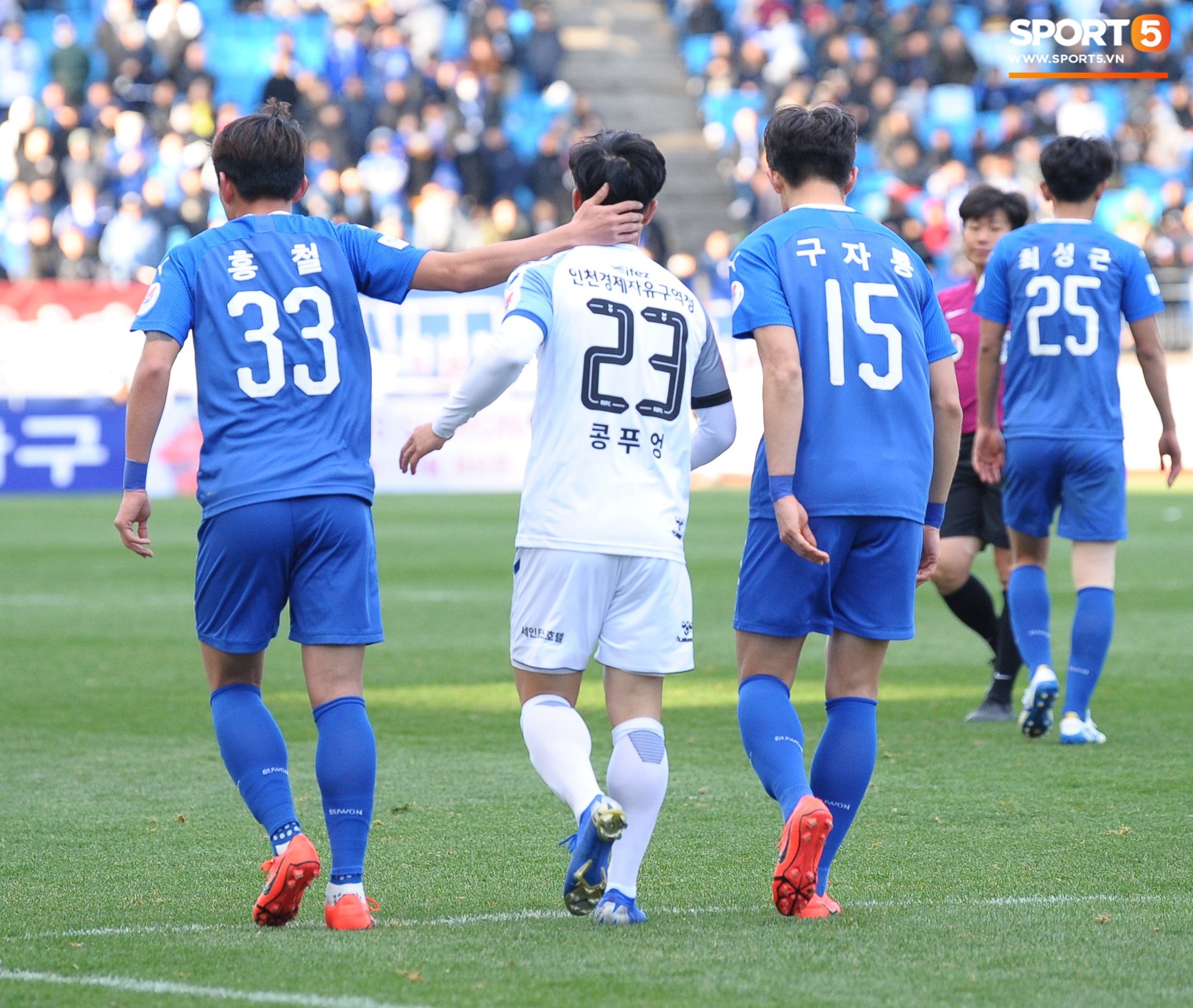 Đồng đội cứ đứng cạnh Công Phượng là chọc cười, khoác vai đáng yêu như thế này-12