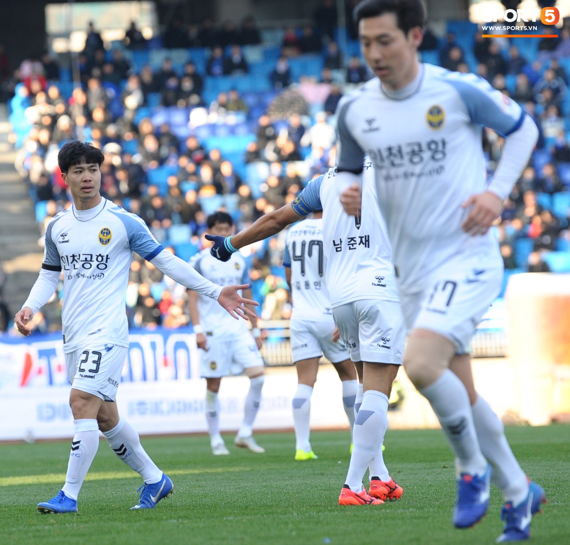 Đồng đội cứ đứng cạnh Công Phượng là chọc cười, khoác vai đáng yêu như thế này-9