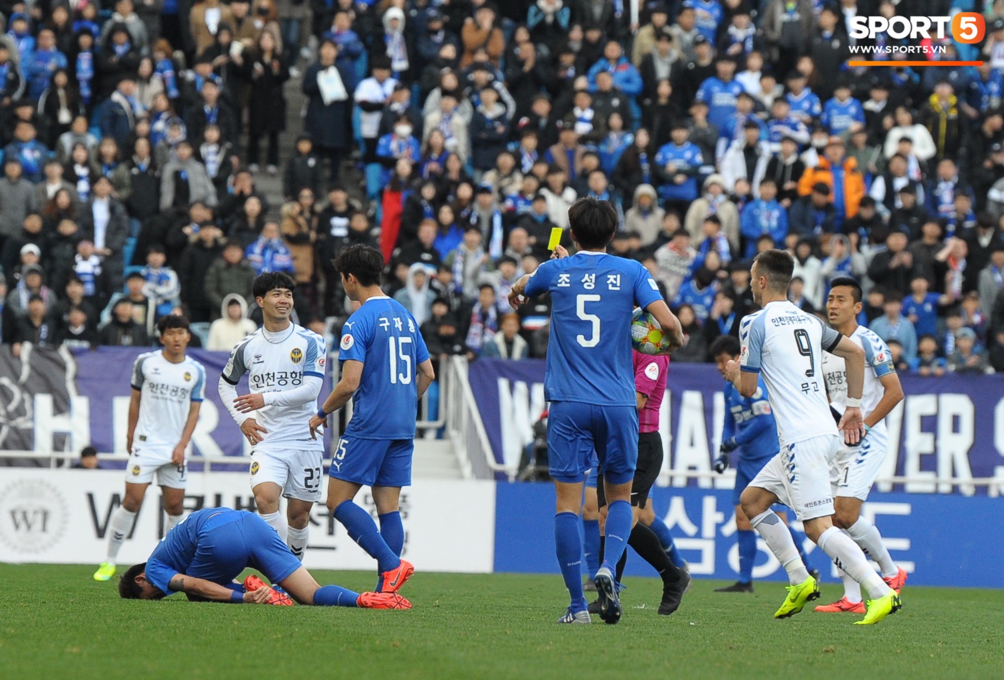 Đồng đội cứ đứng cạnh Công Phượng là chọc cười, khoác vai đáng yêu như thế này-10