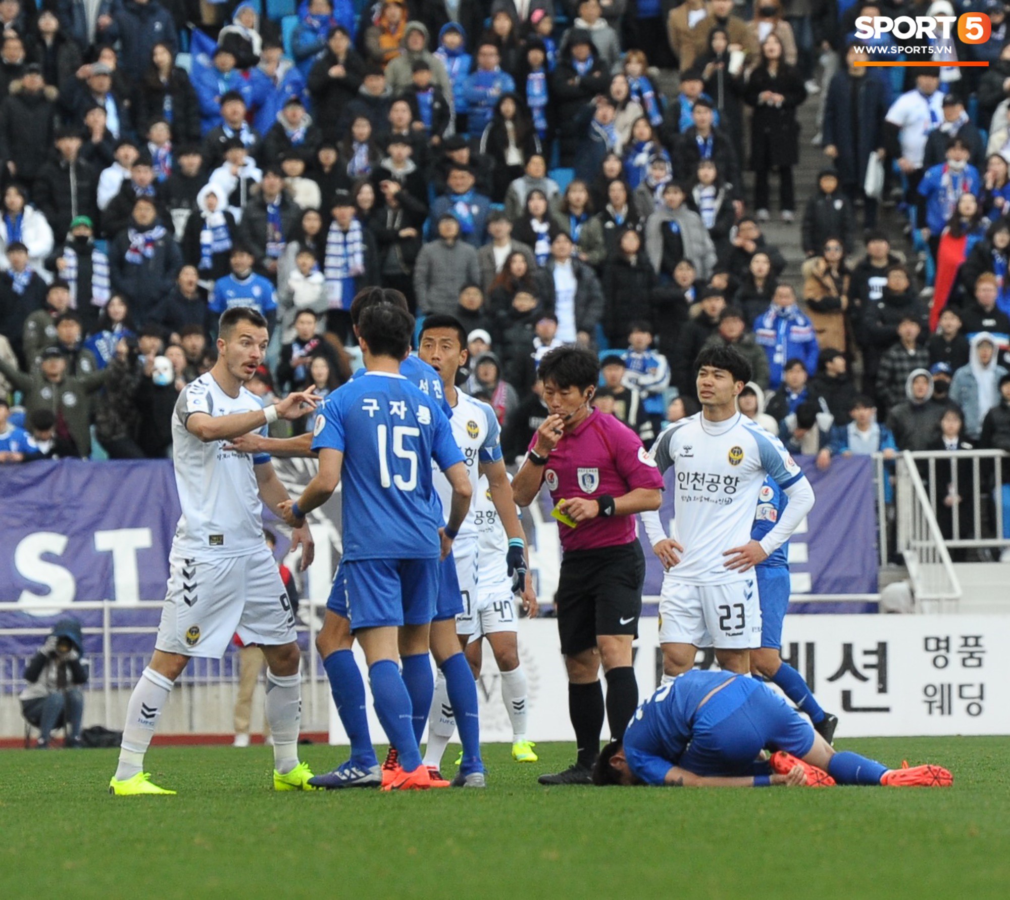 Đồng đội cứ đứng cạnh Công Phượng là chọc cười, khoác vai đáng yêu như thế này-11