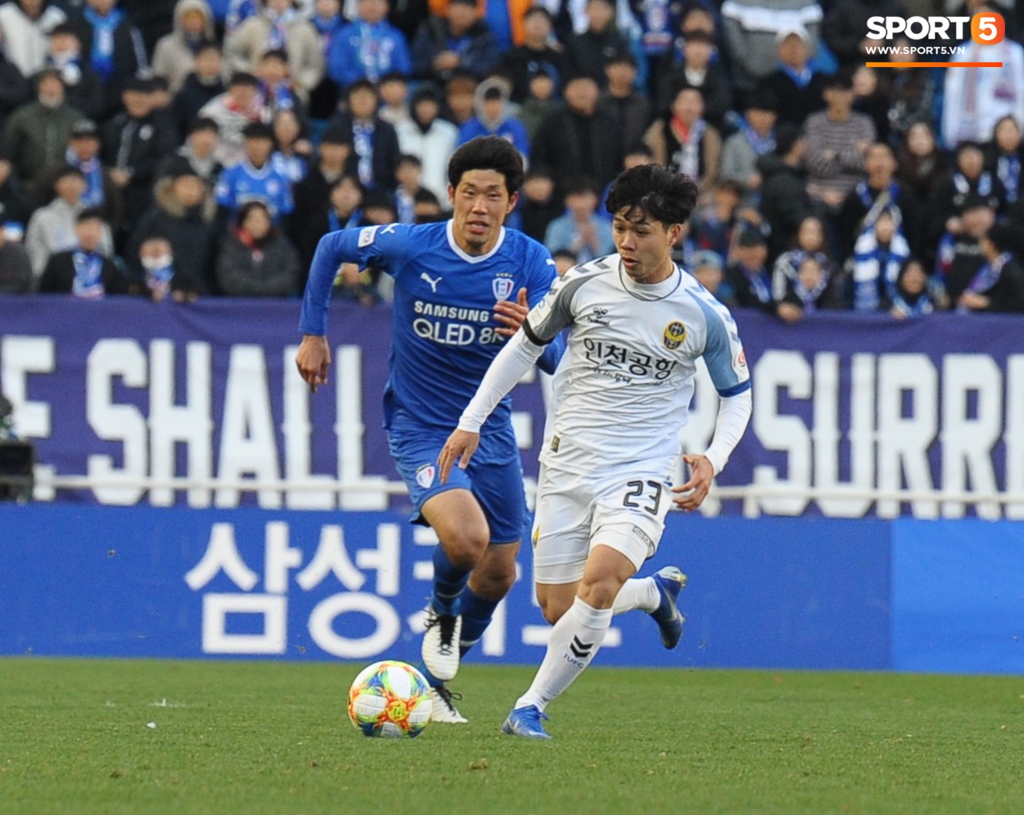 Đồng đội cứ đứng cạnh Công Phượng là chọc cười, khoác vai đáng yêu như thế này-8