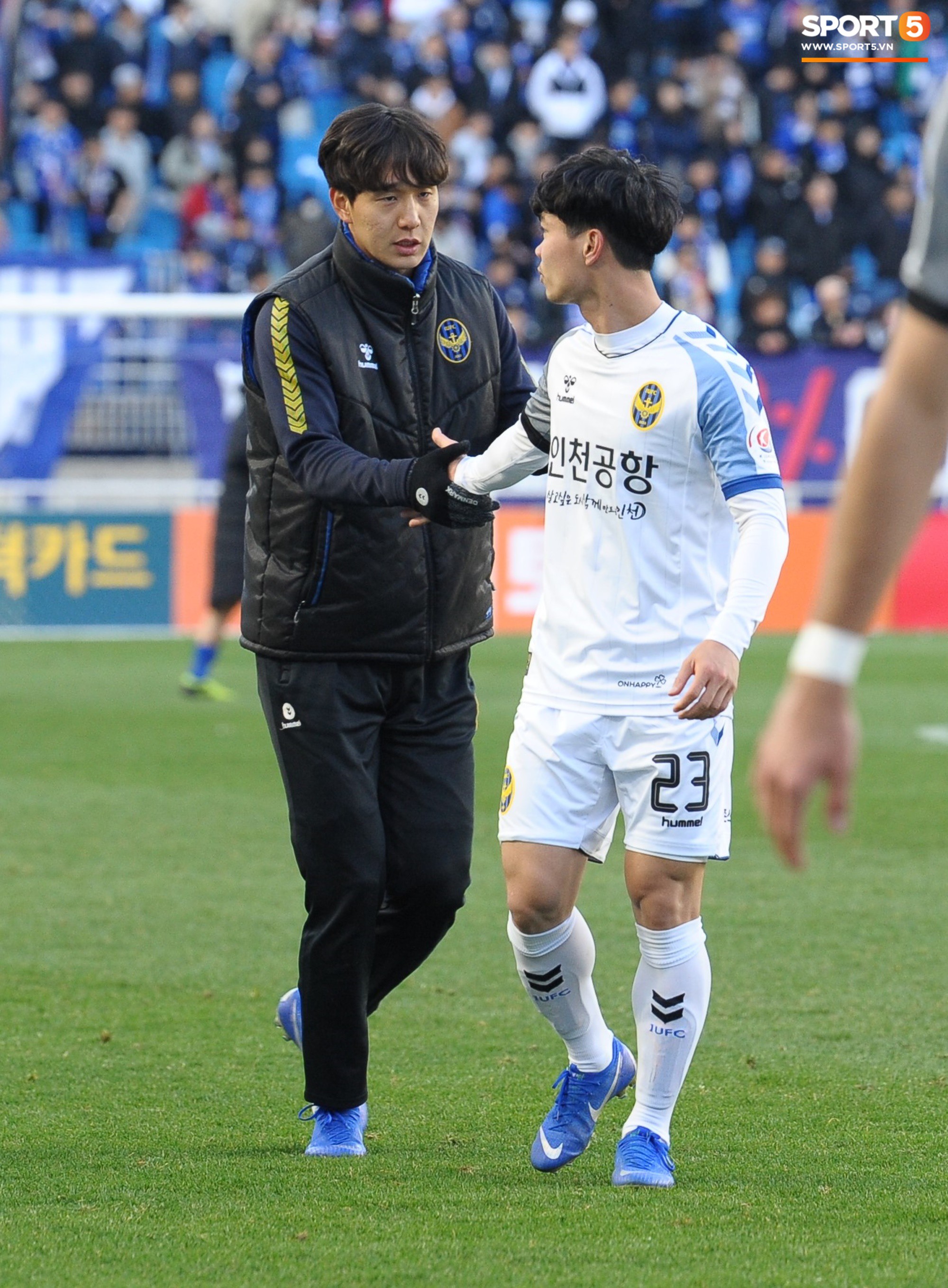 Đồng đội cứ đứng cạnh Công Phượng là chọc cười, khoác vai đáng yêu như thế này-15