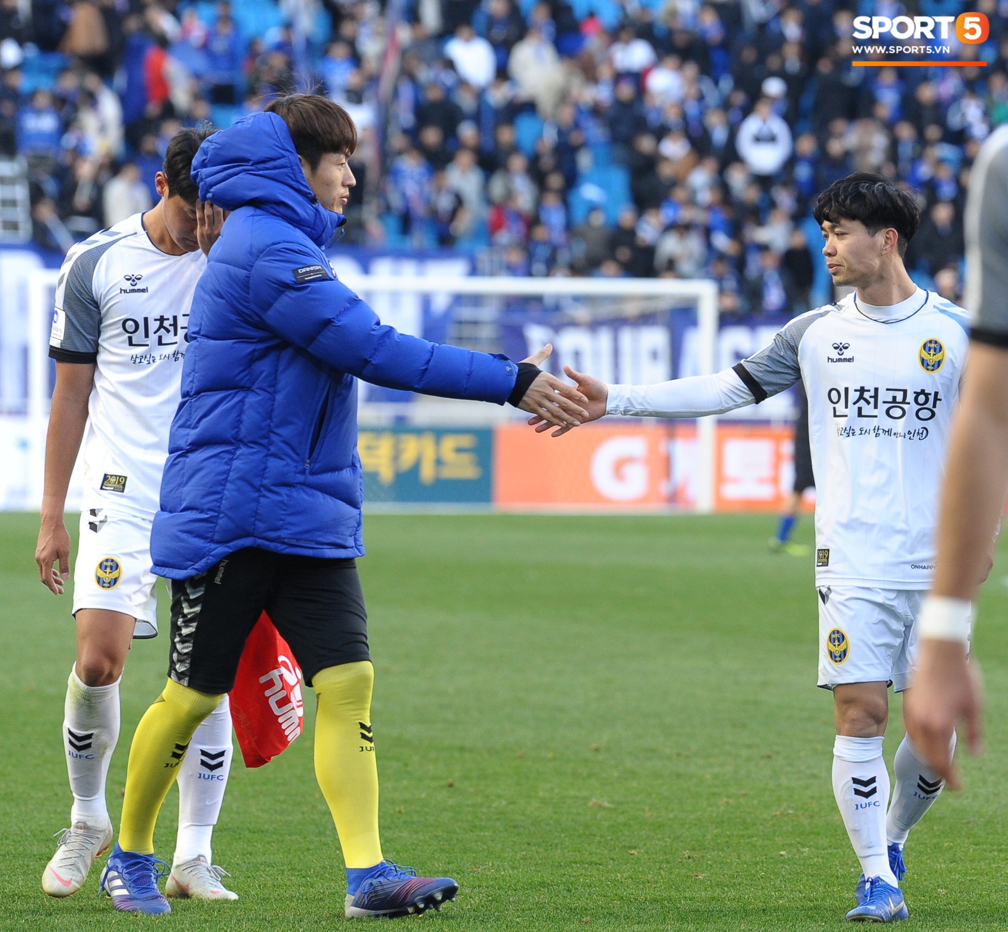 Đồng đội cứ đứng cạnh Công Phượng là chọc cười, khoác vai đáng yêu như thế này-14