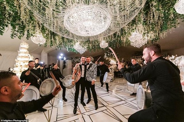 Siêu đám cưới 23 tỷ toàn kim cương và pha lê, danh tính cô dâu chú rể càng bất ngờ-4