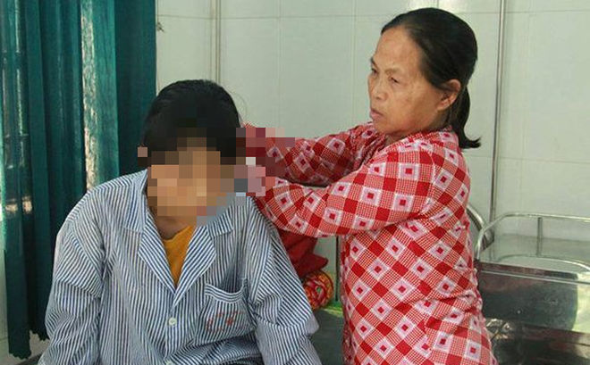 Hai nữ sinh trong vụ lột quần áo, đánh dã man bạn ở Hưng Yên là bác họ của nạn nhân-1