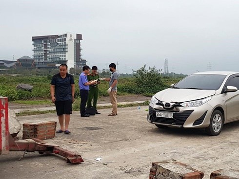 Nữ nhân viên ngân hàng giằng co với người yêu trên ôtô trước khi chết