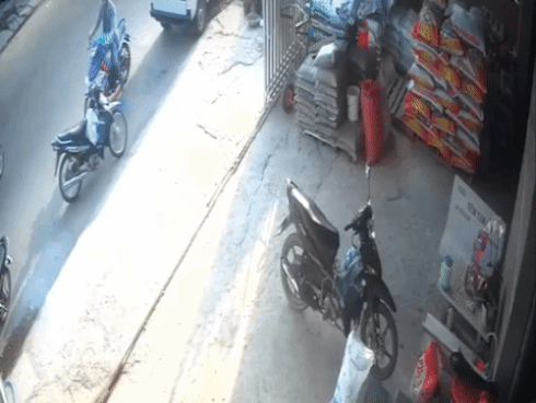 Xe máy đâm nát đuôi ô tô đậu bên đường