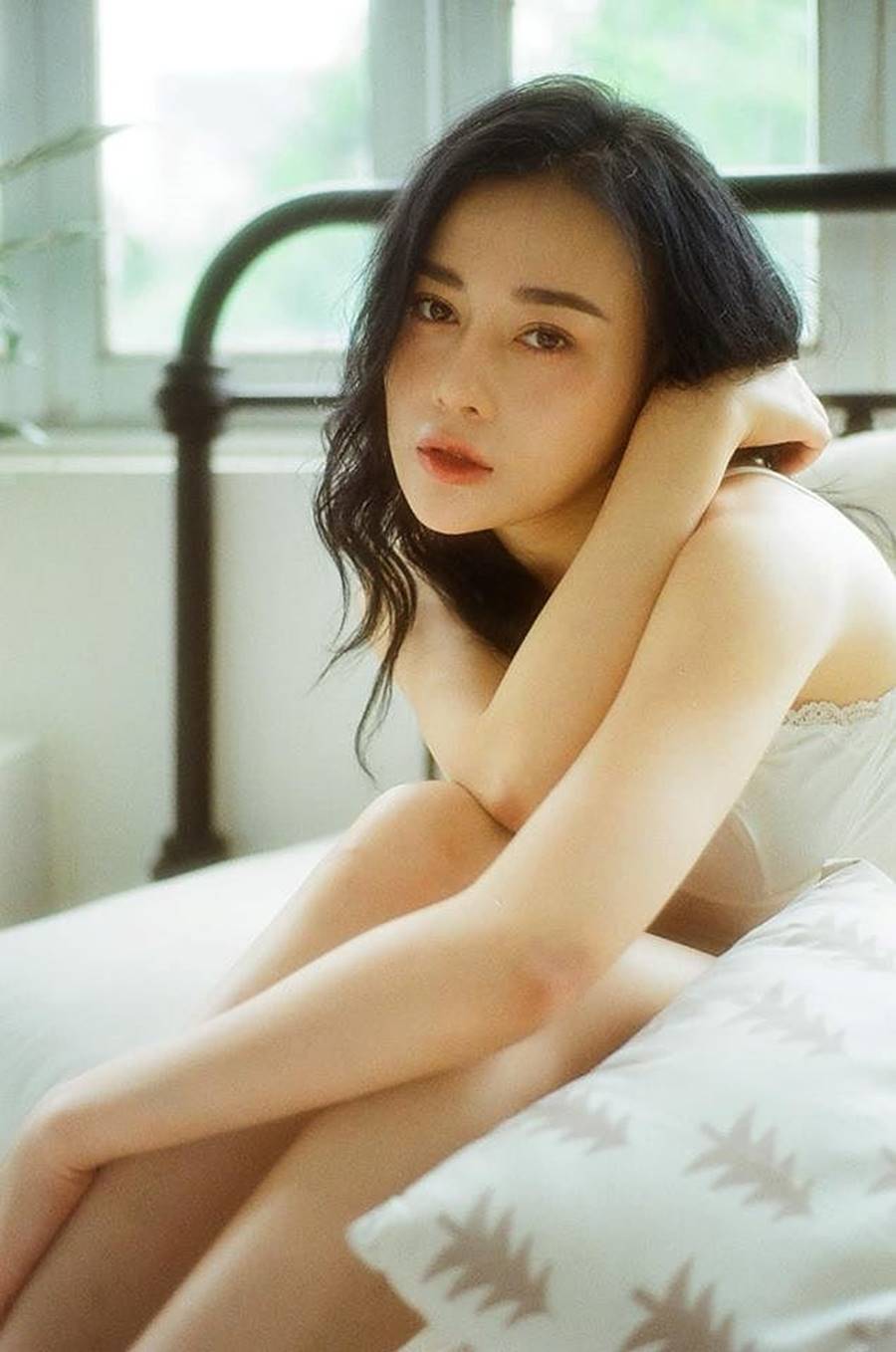 Phương Oanh ‘Quỳnh búp bê’ tung ảnh giường chiếu nóng bỏng-8