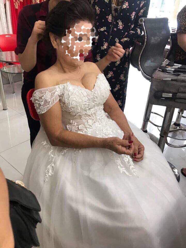 Cô dâu cao tuổi mặc váy cưới đi tìm hạnh phúc muộn khiến dân mạng xôn xao, nhưng đa phần mải soi vòng 1-2