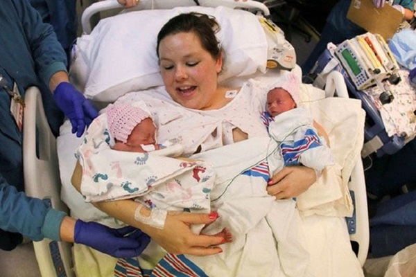 Sau 5 năm, 2 bé gái trong bức ảnh cặp song sinh nắm chặt tay nhau chào đời từng gây bão mạng xã hội giờ đã lớn khôn, có một điểm kỳ lạ khó giải thích nổi-6