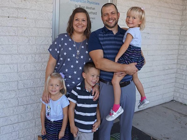 Sau 5 năm, 2 bé gái trong bức ảnh cặp song sinh nắm chặt tay nhau chào đời từng gây bão mạng xã hội giờ đã lớn khôn, có một điểm kỳ lạ khó giải thích nổi-16