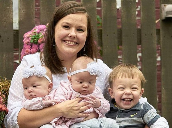 Sau 5 năm, 2 bé gái trong bức ảnh cặp song sinh nắm chặt tay nhau chào đời từng gây bão mạng xã hội giờ đã lớn khôn, có một điểm kỳ lạ khó giải thích nổi-8