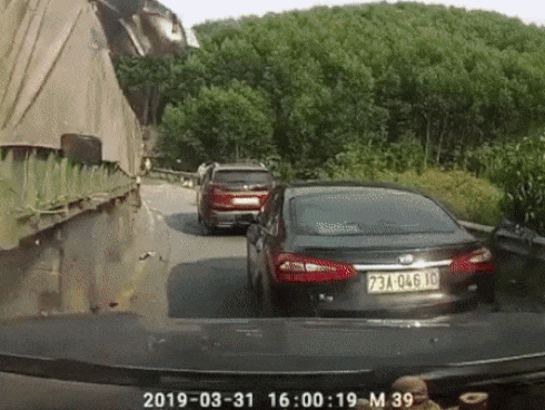 Kinh hãi xe tải mất lái 'hạ gục' xe cẩu đang cứu hộ container