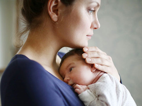 Đứng trước phòng nghe được lời nói xúc phạm của mẹ chồng với mẹ đẻ, tôi bật tung cửa nói 1 câu khiến bà sững sờ-3