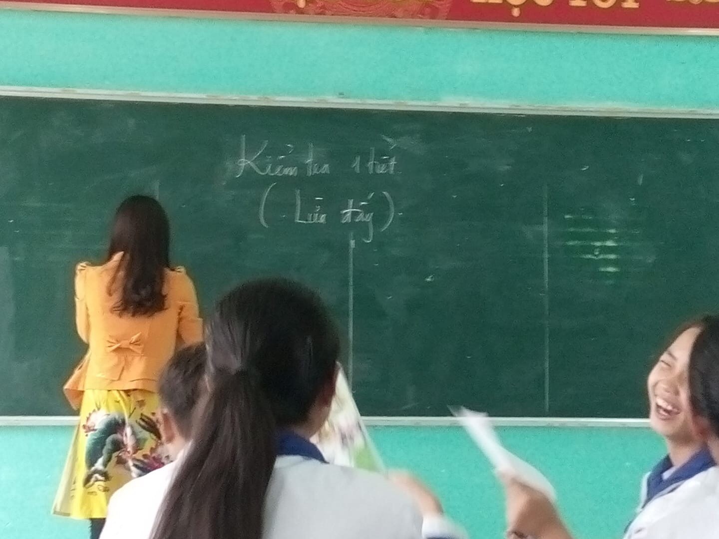 Đứng tim vì bất ngờ bị cô giáo bắt kiểm tra một tiết, cái kết hóa ra chỉ là trò đùa ngày Cá tháng Tư-1