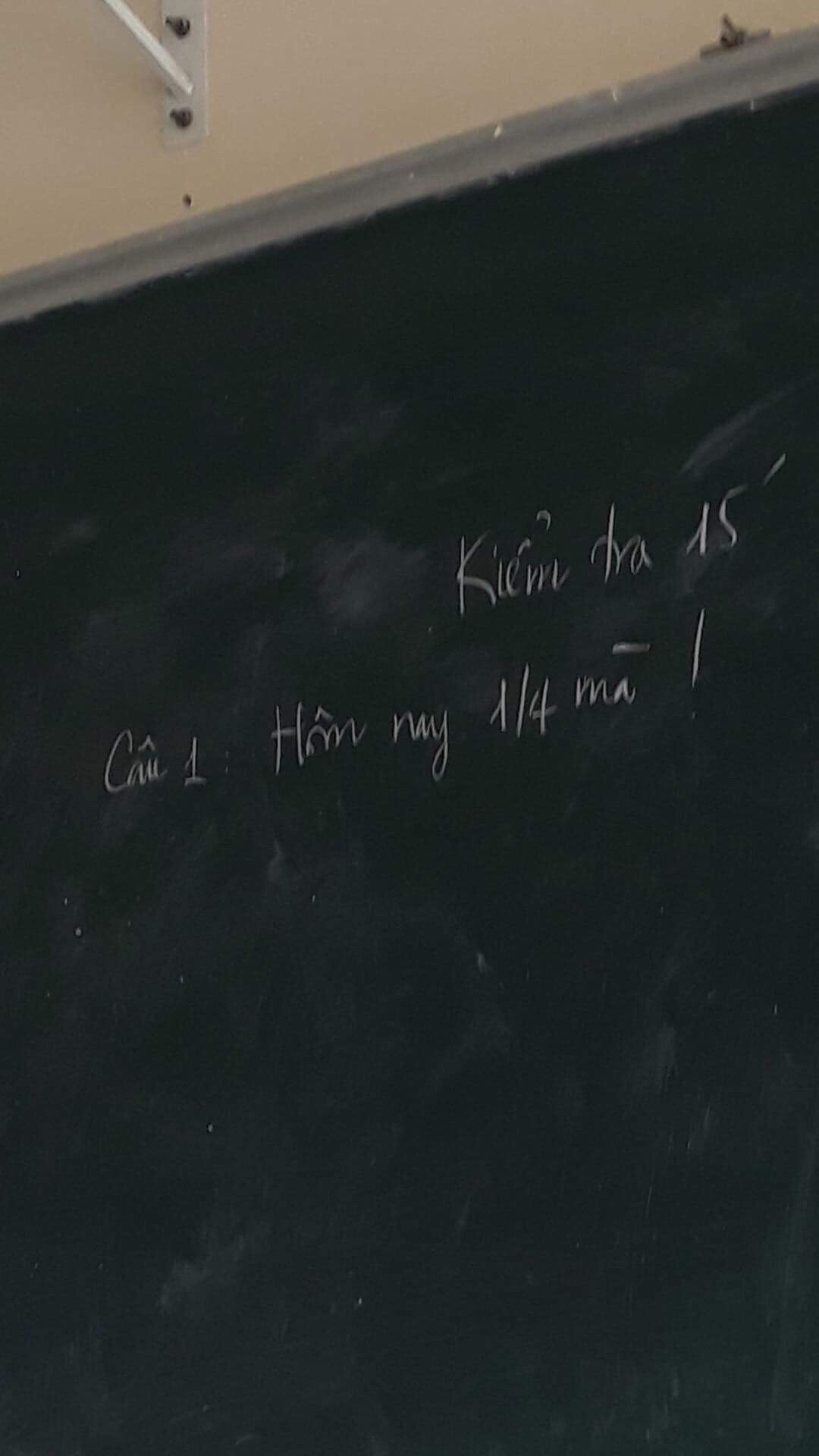 Đứng tim vì bất ngờ bị cô giáo bắt kiểm tra một tiết, cái kết hóa ra chỉ là trò đùa ngày Cá tháng Tư-2
