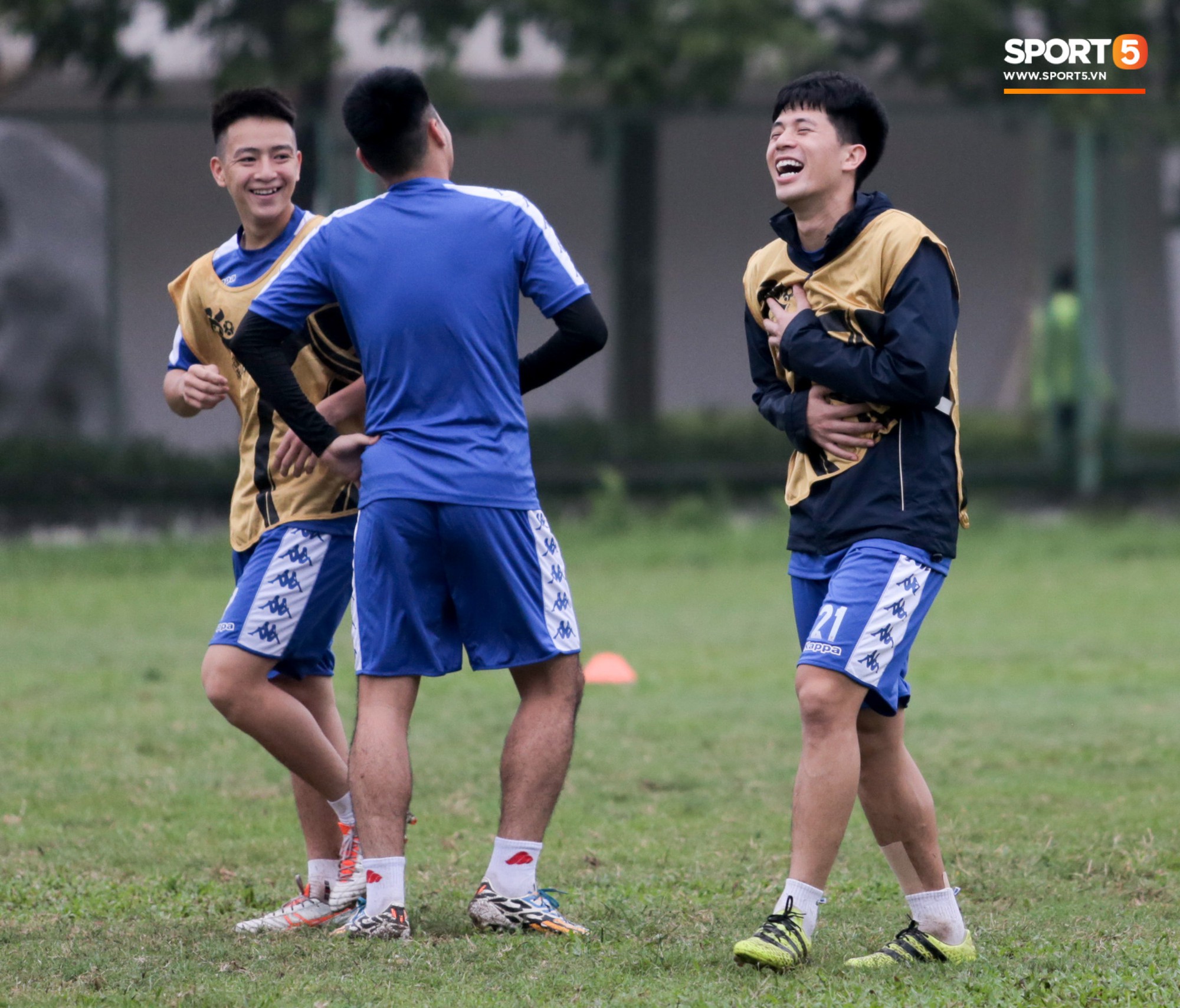 Đình Trọng xâu kim ghi bàn đẳng cấp, cười ngặt nghẽo khi lừa được đàn anh Minh Long-4