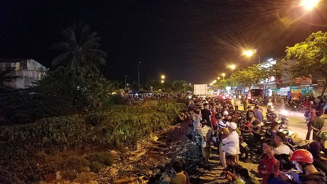 Ly kỳ nghi can cướp tiệm vàng bị bắt sau khi núp dưới kênh trốn suốt 10 giờ ở Sài Gòn-3