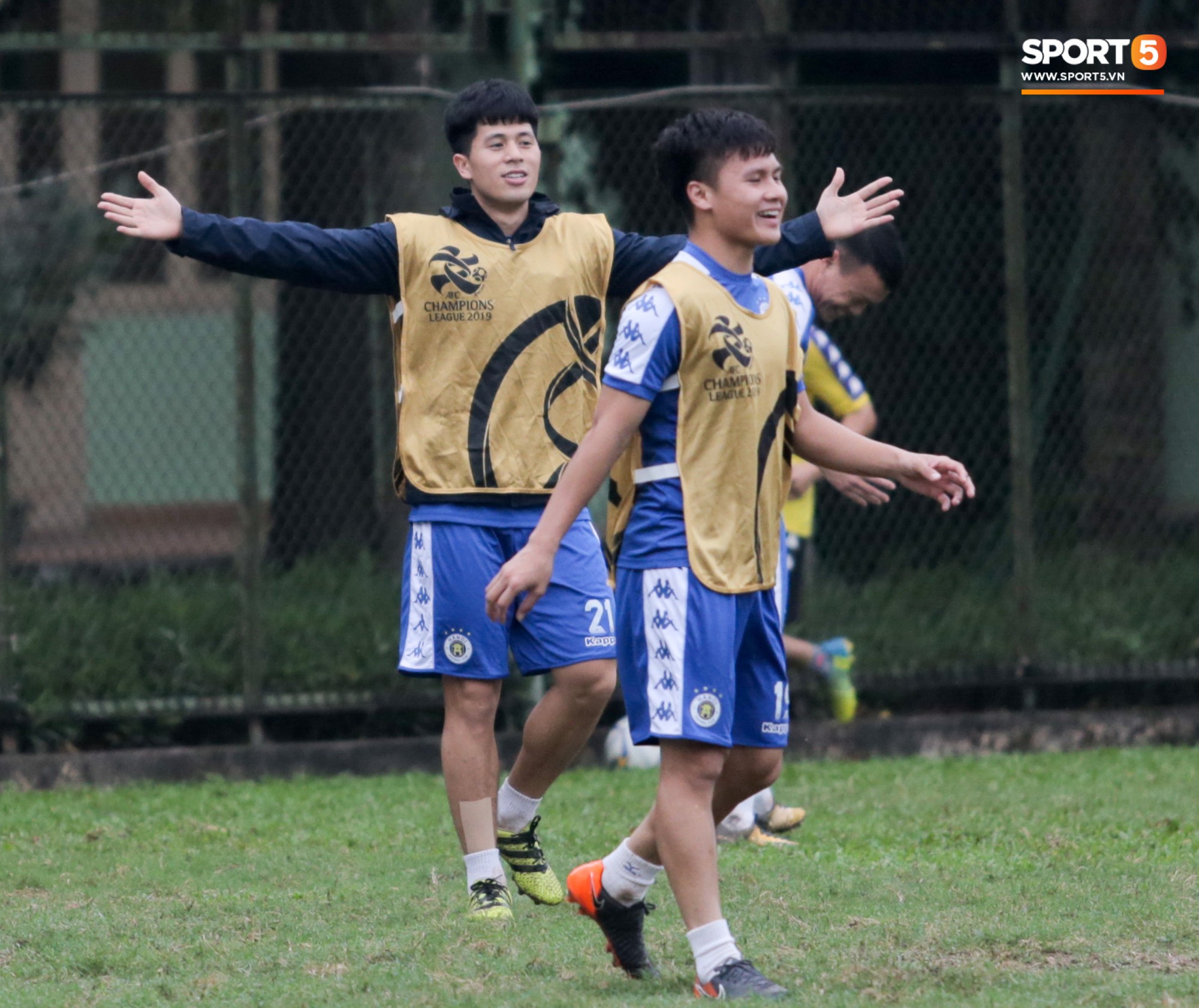 Đình Trọng xâu kim ghi bàn đẳng cấp, cười ngặt nghẽo khi lừa được đàn anh Minh Long-8