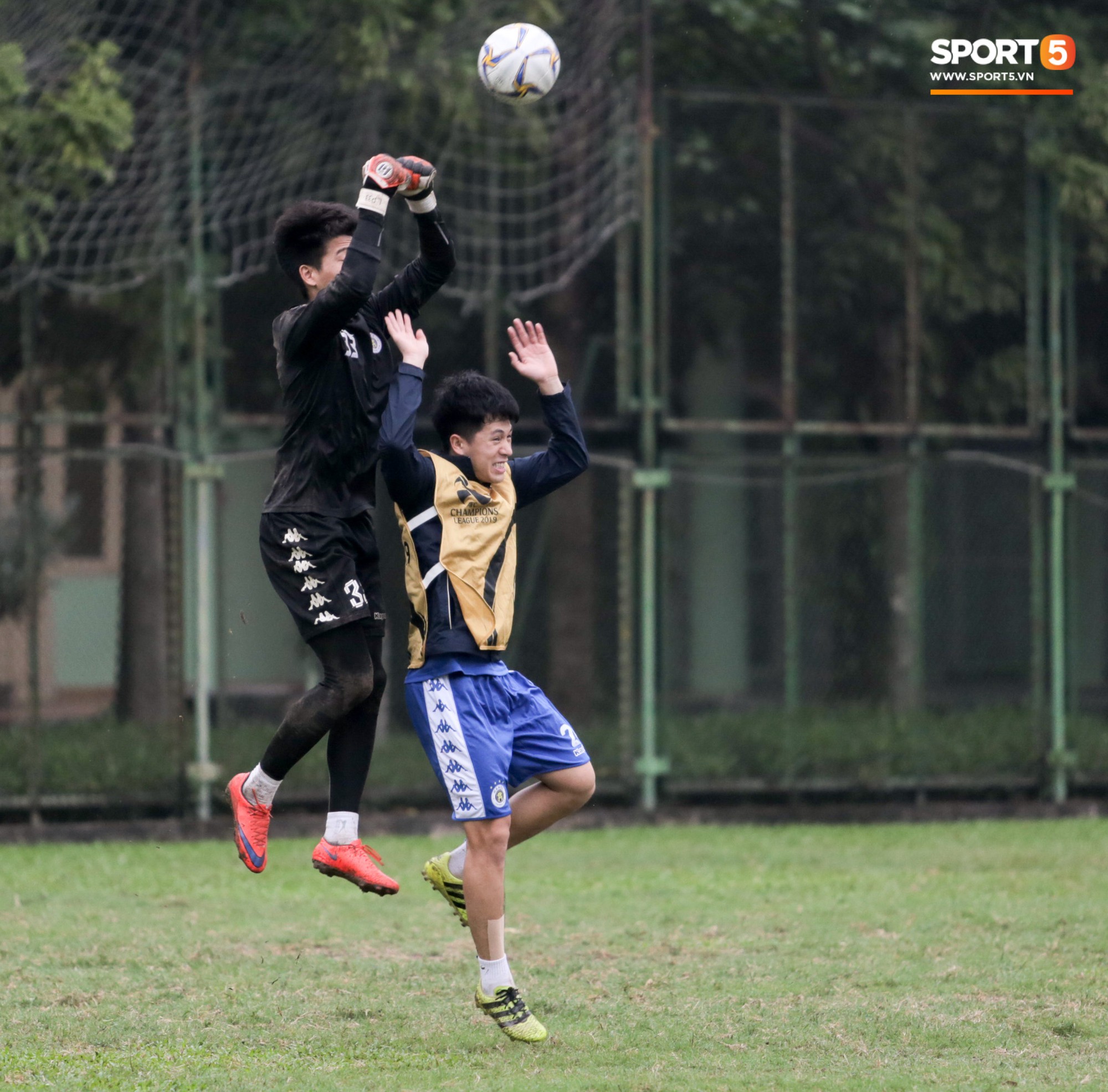 Đình Trọng xâu kim ghi bàn đẳng cấp, cười ngặt nghẽo khi lừa được đàn anh Minh Long-7