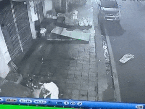 Cô gái trẻ tố hàng xóm hóng 1 đồn trăm, nhìn vào quần cô ấy mặc, dân mạng tranh luận gay gắt-2