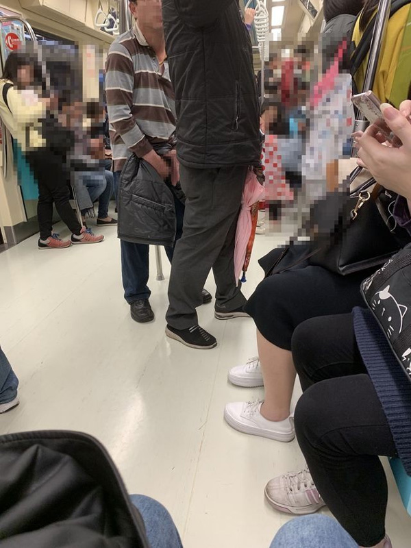 Nhìn thấy người đàn ông tự sướng trên tàu điện, nữ hành khách chụp ảnh nhờ nhân viên can thiệp nhưng lại bị cư dân mạng chỉ trích-1