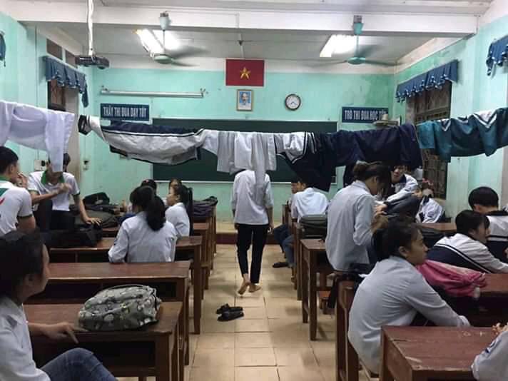 Khổ như học sinh đi học mùa mưa: Quần áo ướt sũng, lớp học biến thành chỗ phơi đồ-1