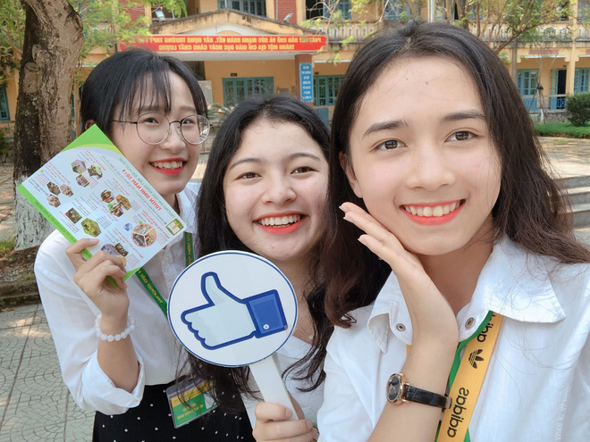 Đi tư vấn hướng nghiệp ở trường cấp 3, nữ sinh Nông Lâm được xin info ầm ầm-13