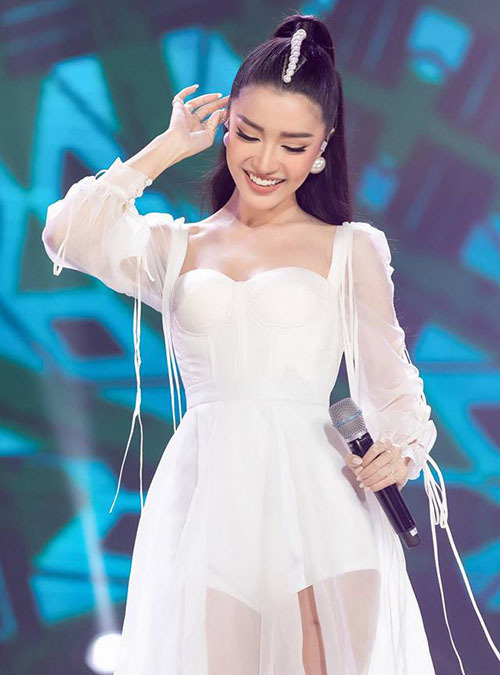 Bích Phương cố tình mặc áo cổ rộng lộ nội y: Áo ngực cũng chỉ là áo thôi mà!-4