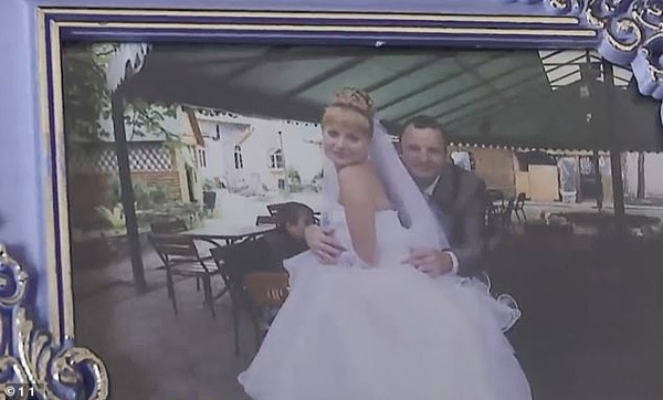 Ông bố nhẫn tâm vứt con gái xuống bậc thềm, xót xa nhất là hành động sau đó của đứa trẻ và thái độ của người xung quanh-3