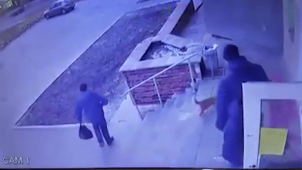 Ông bố nhẫn tâm vứt con gái xuống bậc thềm, xót xa nhất là hành động sau đó của đứa trẻ và thái độ của người xung quanh-1