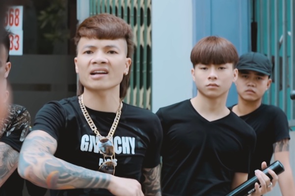 Không thể hiểu nổi vì sao kiểu thời trang, mái tóc kỳ dị của Khá Bảnh lại trở thành trend giới trẻ-2