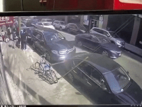 Bị xe khác cản đường, cảnh sát cho xe đâm thẳng mở lối đi