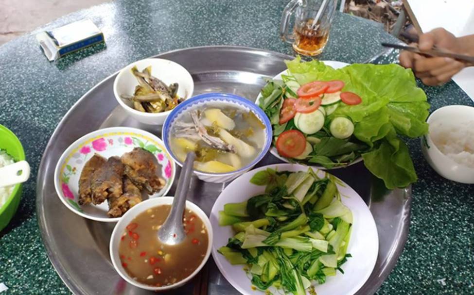 Nàng dâu trẻ được khen khéo nấu cơm đãi khách với 100k, chị em đồng loạt chỉ ra điều sơ suất-1