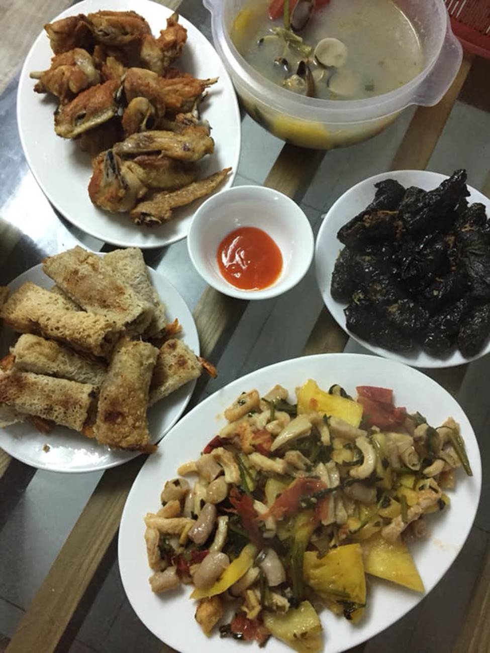 Nàng dâu trẻ được khen khéo nấu cơm đãi khách với 100k, chị em đồng loạt chỉ ra điều sơ suất-3