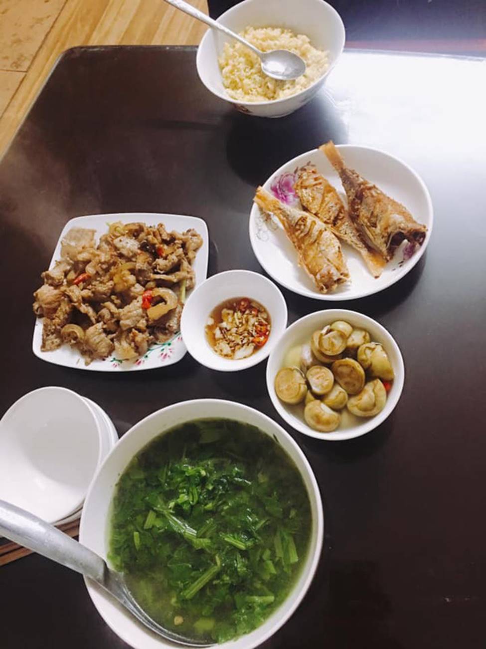 Nàng dâu trẻ được khen khéo nấu cơm đãi khách với 100k, chị em đồng loạt chỉ ra điều sơ suất-5