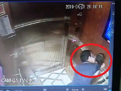 Clip 58 giây kinh hoàng trong thang máy bóp nghẹt trái tim tôi! Các mẹ ơi, đừng nghĩ quỷ dữ chừa con mình ra!-6