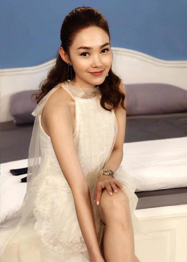 Minh Hằng gây sốc với gương mặt cứng đơ như ma-nơ-canh, mắt ti hí và miệng biến dạng?-11