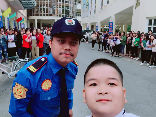 Chỉ cao 1m40 nhưng Cu Thóc thường diễn hài với các hot girl nóng bỏng-7