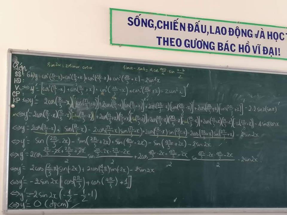 Chiếc bảng khiến học sinh chóng mặt đau đầu tự hỏi: Đây là tiếng nước gì và tôi đã làm thế nào để tốt nghiệp vậy?-1
