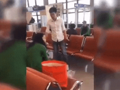 Cầm hộ túi xách, thanh niên 'méo mặt' khi bị chủ nhân báo mất 75 triệu